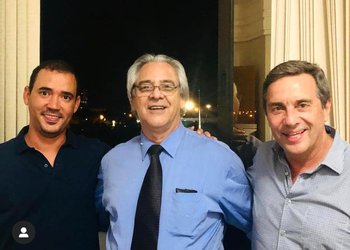 Vicentinho Júnior ao lado de César Simoni e Gil Barison