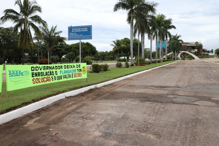 Faixas foram fixadas na entrada do Palácio Araguaia