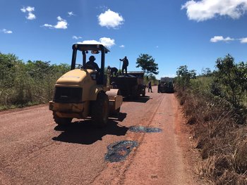 Equipe realiza serviços de tapa-buracos na TO-020, entre Palmas e Aparecida do Rio Negro. 