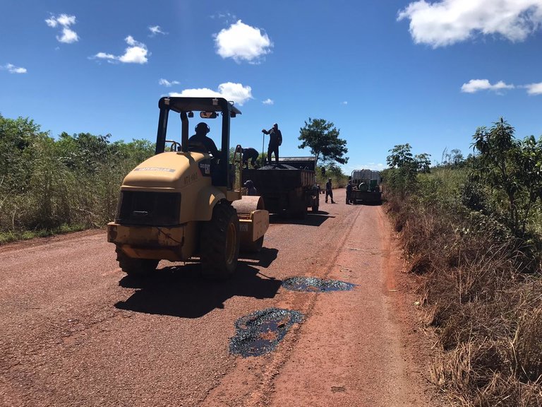 Equipe realiza serviços de tapa-buracos na TO-020, entre Palmas e Aparecida do Rio Negro. 