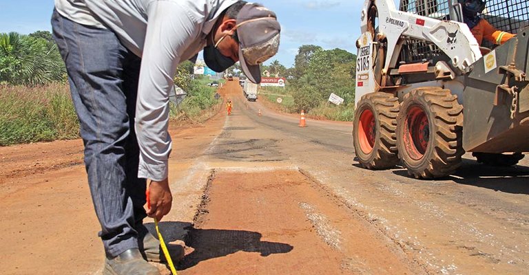 Motoristas devem redobrar atenção ao transitar em trecho com obras