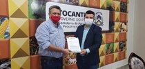 No encontro, o gestor Thiago Dourado recebeu do presidente da Acirja, Armando Luz|