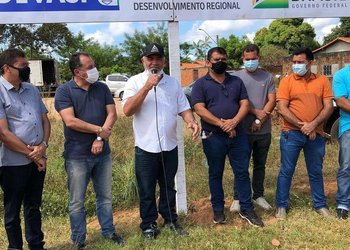 Prefeito Aquiles da Areia discursa durante evento de obras de pavimentação em Araguatins