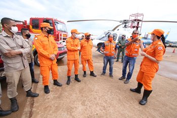 Bombeiros militares estão na força-tarefa, juntos nas ações de combate aos incêndios florestais