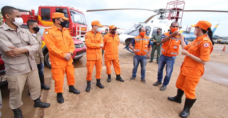Bombeiros militares estão na força-tarefa, juntos nas ações de combate aos incêndios florestais