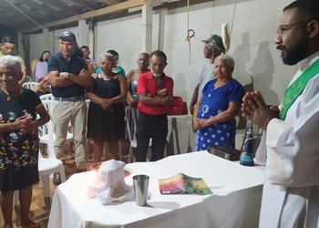  Diácono Claudionor celebrando missa e sendo abençoado em encontro de família antes da ordenação. | Foto:   Íris Silva 
