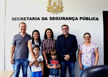Secretário Wlademir recebe família de homenageado e reforça importância do reconhecimento aos feitos policiais | Foto: Vania Machado