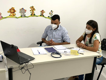 Primeira paciente Marinalva Bezerra e o médico Kayro