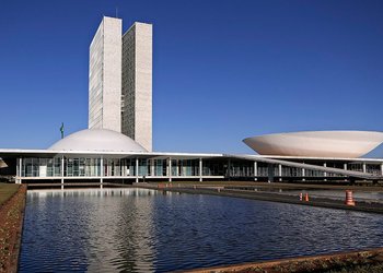 O documento destaca que o debate sobre o novo arcabouço fiscal não impede a aprovação da LDO de 2024 