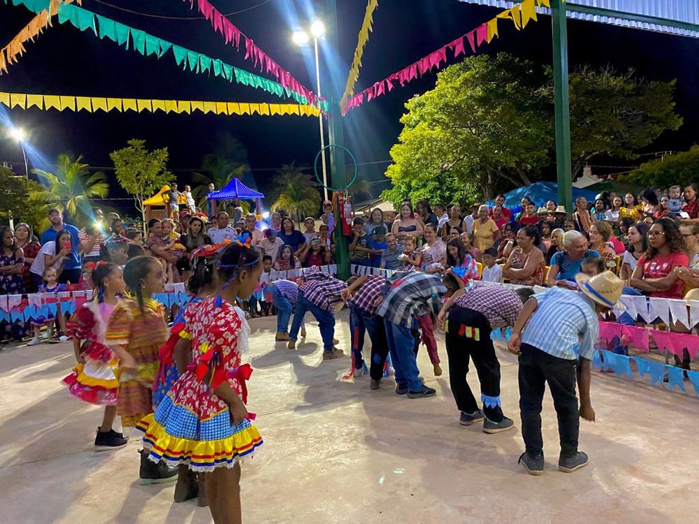 Foto: Naldo Araújo)</em></p>
<p><strong>Arraiá com os Idosos </strong></p>
<p>A Prefeitura, através da Secretaria Municipal de Assistência Social e do CRAS Liliam de Sousa Lustosa, também realizou Arraiá, na sexta-feira, 30, com os idosos do grupo Feliz Idade, do programa Serviço de Convivência. Foi momento de descontração e alegria, com comidas típicas, danças e muitas brincadeiras.</p>
<p>O Grupo Feliz Idade conta com aproximadamente 70 idosos que fazem parte continuamente nas atividades ofertadas pelo CRAS. </p>
<p>A Secretária Neuma Angela ressalta a importância dessas atividades no cotidiano dos idosos. 