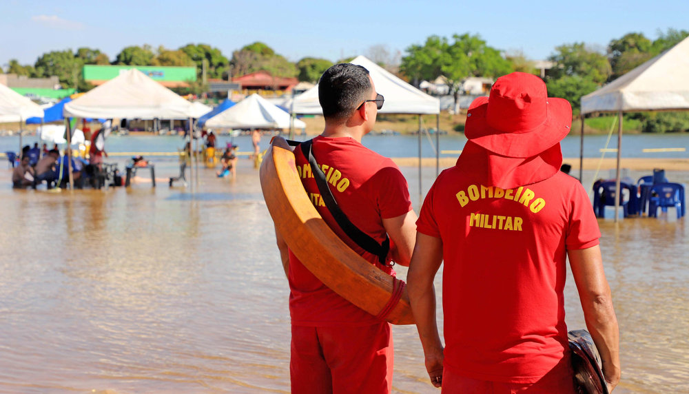Foto:<span>Luciano Ribeiro)</span></em></p>
<p>O Corpo de Bombeiros destaca que o histórico do Estado é de não haver mortes nas praias oficiais onde a corporação está presente e a expectativa da corporação é de que a temporada deste ano transcorra com segurança a todos e siga sem fatalidades. Para tanto, além do trabalho de salva-vidas, os bombeiros também desenvolvem trabalho preventivo, abordando banhistas e orientando sobre cuidados inerentes à praia. Para executar o seu trabalho, a corporação conta com 19 caminhonetes e 15 embarcações para reforço.</p>
<p>Para esta temporada, as equipes das Centrais de Atendimento da Polícia Civil ganham um reforço de cerca de 80 policiais, atendendo todos os municípios que desenvolvem atividades neste período. Vale ressaltar que as centrais funcionam 24 horas, em regime de plantão. A PC-TO conta com Centrais de Atendimento 24 horas nas seguintes cidades: Palmas, Araguatins, Tocantinópolis, Araguaína, Colinas do Tocantins, Guaraí, Pedro Afonso, Paraíso do Tocantins, Miracema do Tocantins, Porto Nacional, Gurupi, Alvorada, Dianópolis e Arraias.</p>
<p><!-- out NEWS_1 empty --></p>
<p>Já a PMTO apontou que o policiamento será reforçado em todas as regiões do Estado que tiverem eventos, festividades e movimentações turísticas e artístico-culturais durante este período. A ação dos policiais iniciou no dia 30 de junho e seguirá até dia 31 de julho, podendo estender para os meses de agosto e setembro, a depender da programação oficial e dos locais que ocorrerão tais programações.<em> (Secom/TO