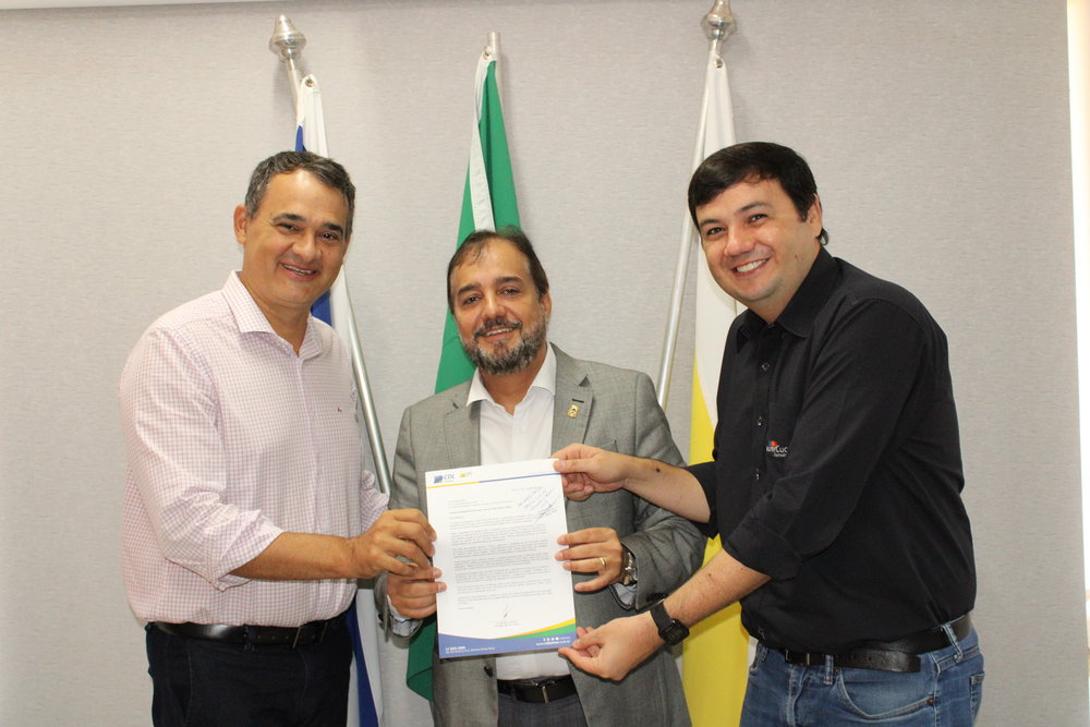 Carlos Humberto Lima (c) recebe Silvan Portilho (e) e Juliano Meurer (d)