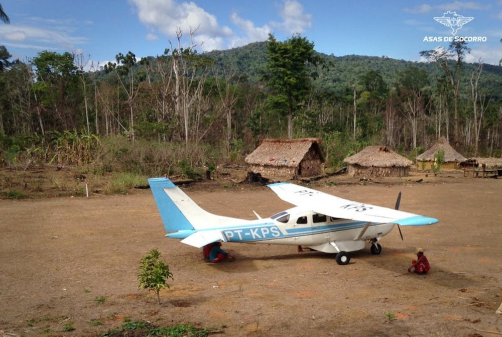 Foto:<span>Reprodução/Asas do Socorro)</span></em></p>
<p>Outro citado na ação movida pela Univaja e aceita pela Justiça Federal em Tabatinga (AM) é Josiah Mcintyre, da Ethnos360 – uma organização missionária americana ligada à Missão Novas Tribos do Brasil (MNTB).</p>
<p>Durante a pandemia, missionários da MNTB realizaram sobrevoos de helicóptero na TI Vale do Javari, sem autorização da Funai (Fundação Nacional dos Povos Indígenas). Segundo reportagem publicada pelo jornal O Globo, o helicóptero Robinson R-66 teria sido adquirido no fim de 2018, com doações de simpatizantes no site da entidade nos Estados Unidos. A MNTB também foi processada pela Univaja. Os três missionários e a MNTB foram proibidos de entrar no território pela Justiça.</p>
<p>“É curioso como muitos cientistas batalham e não conseguem autorização para passar um ano na floresta e eles [missionários] permanecem por décadas sem [sofrer] interferência nenhuma”, analisa o linguista Daniel Everett, ex-missionário norteamericano que hoje é ateu e crítico dessas denominações religiosas.</p>
<p>Kannenberg foi localizado pelas redes sociais, mas não respondeu aos pedidos de entrevista. Josiah Macintyre não foi localizado pela reportagem.</p>
<p>Procurada, a MNTB disse, em nota, que atua “dentro da legalidade, em respeito à lei, aos povos indígenas e aos seus direitos constitucionais de autodeterminação”. Afirmou ainda que não colocou em risco os povos indígenas do Javari durante a pandemia e que deixou a região antes mesmo da ordem judicial. </p>
<p>[image,142001] <em>(Foto: <span>Gleison Miranda/Funai)</span></em></p>
<p><strong>Bíblia sem ambiguidade</strong></p>
<p>Após desembarcarem no país, os missionários aprendem os idiomas dos povos originários, produzem dicionários e gramáticas e usam esse conhecimento para traduzir a Bíblia e pregar para os indígenas em suas línguas nativas. Porém, sutilezas do livro sagrado acabam ficando de fora das traduções, avalia Everett.</p>
<p>“A Bíblia é um livro bastante ambíguo e, na tradução, o missionário já tira essa ambiguidade, para adaptar o texto a sua própria ideologia, muito conservadora e ligada ao discurso da extrema-direita cristã”, explica o ex-missionário.</p>
<p>Utilizado desde os anos 1960, esse método continua sendo largamente empregado pelos missionários. O Ethnos360 mantém arrecadações abertas para financiar traduções do livro sagrado dos cristãos para os idiomas de povos originários de diferentes localidades do planeta.</p>
<p>No site da instituição, é possível doar dinheiro diretamente para o trabalho de cada um dos missionários, mesmo que a página não especifique o que fazem e o município onde atuam. Só no Brasil, atuam mais de 50 missionários.</p>
<p>Outro site ligado às missões estrangeiras é o Joshua Project. A entidade tenta atrair ao menos 47 religiosos para atuar no Brasil, com mapas de locais onde as atividades devem ser desenvolvidas.</p>
<p>Entre os públicos alvos da pregação no país estão judeus, islâmicos e outras comunidades estrangeiras. Mas o grande foco são os indígenas.</p>
<p>“A ideologia levada pelos missionários é reacionária e ligada aos valores dos Estados Unidos”, afirma Everett. Ele lembra que boa parte desses religiosos apoiava a ditadura militar e, mais recentemente, Bolsonaro. E recebia benefícios em troca, como a permanência nos territórios indígenas.</p>
<p><!-- out NEWS_1 empty --></p>
<p>É o caso do pastor Steve Campbell, da igreja Greene Baptist Church, cuja família atua há 60 anos entre os Jamamadi, em Lábrea (AM). Levado pelos pais, também missionários, em 1963, ele fala a língua dos indígenas e convive com eles desde criança.</p>
<p>Segundo o indigenista Daniel Cangussu, um dos principais impactos causados pela presença do missionário é o conflito geracional. Campbell apoia lideranças mais jovens, que têm melhor domínio do português e do uso de tecnologias, o que contribui para deslegitimar os mais velhos.</p>
<p>“Há um efeito grave nas aldeias, pois os mais velhos perdem a credibilidade. Isso é bem sério, eles têm se afastado entre si e isso desorganiza bastante a situação interna. É algo que a gente nunca viu acontecer”, explica Cangussu.</p>
<p>Em 2018, o missionário Campbell foi expulso pela Funai da Terra Indígena Jarawara/Jamamadi/Kanamanti, após liderar uma expedição que entrou, sem autorização das autoridades, no território do povo isolado Hi-Merimã – o que é proibido. Por causa desse episódio, Campbell passou a ser investigado pelo Ministério Público Federal.</p>
<p>O imbróglio vem prejudicando o atendimento à saúde dos Jamamadi, já que as lideranças atuais dizem que servidores da Funai e da saúde indígena só poderão entrar no território novamente após o retorno do missionário.</p>
<p>Dentre outros motivos, Campbell consolidou sua influência entre os Jamamadi por conseguir aviões e helicópteros para pessoas que necessitavam de transporte para hospitais na cidade, em casos de emergência.</p>
<p>Na avaliação de Everett, é preciso restringir a presença dos missionários nas terras indígenas. Porém, isso demanda investimentos em profissionais de saúde e voos de urgência, por exemplo.</p>
<p>“O Brasil já tentou diversas vezes expulsá-los dos territórios indígenas sem sucesso, porque eles ignoraram as decisões. E eles não vão sair apenas porque o governo falou que eles não podem ficar lá. Esses missionários acreditam que a lei de Deus está acima das leis de qualquer país”, finaliza. <em>(Reportagem realizada com apoio do Rainforest Journalism Fund (RJF) em parceria com o Pulitzer Center / <span>Colaborou Leonardo Fuhrmann/</span></em><span><em><a href=
