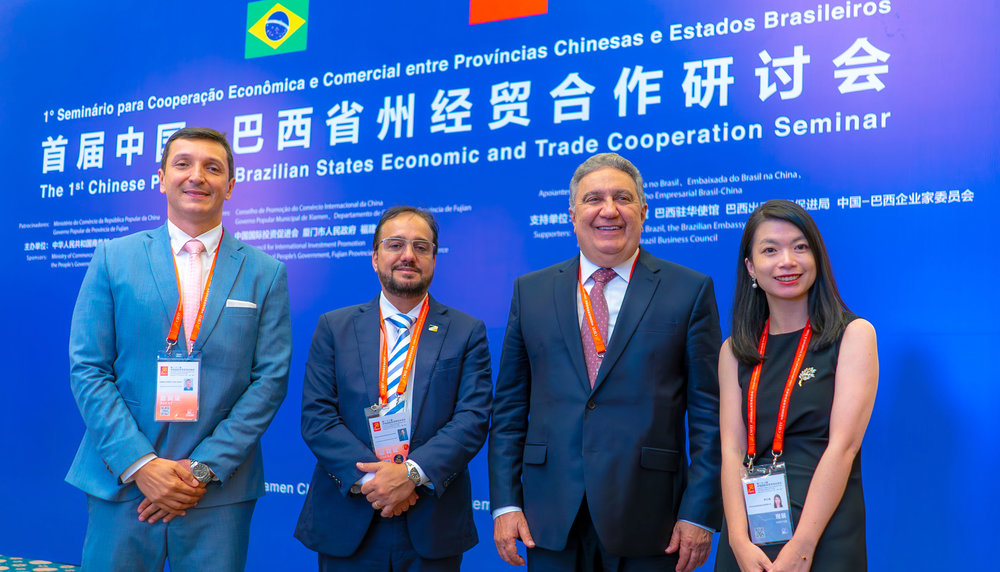 Foto: Divulgação Secom/TO)</em></p>
<p><strong>Cifit</strong></p>
<p>A 23ª Feira Internacional de Investimento e Comércio da China (Cifit) se estabeleceu como um dos principais eventos globais de investimento, visando impulsionar o comércio bilateral, disseminar informações confiáveis e explorar as tendências de investimento em escala mundial. Nesta edição, a ênfase recai sobre a Iniciativa de Desenvolvimento Global, a introdução de Investimentos Estrangeiros Diretos de Alta Qualidade e a promoção da internacionalização, bem como a promoção de acordos de cooperação multilateral e bilateral, além da colaboração transfronteiriça.</p>
<p>O evento ocorre na cidade de Xiamen, província de Fujian, na China, onde mais de 50 reuniões e fóruns estão programados para ocorrer. O Tocantins está entre os oito estados brasileiros convidados para o evento, que também contará com a participação de mais de 40 países e regiões estrangeiras. <em>(Secom/TO)</em></p>
<p>[image,143681] <em>(Foto: Divulgação Secom/TO