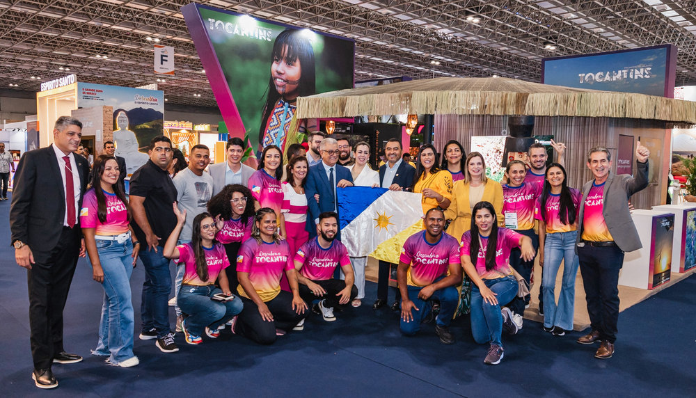 Foto: <span>Vinicius Santa Rosa/Secom-TO)</span></em></p>
<p><strong>Estande</strong></p>
<p>O Governo do Tocantins está presente na <em>Abav Expo</em> com um dos maiores estandes do evento, o que evidencia os atrativos turísticos do Estado. O visitante poderá conhecer os principais destinos que são trabalhados no planejamento estratégico da Secretaria de Estado do Turismo (Setur), que são: Jalapão, Serras Gerais, Cantão, Ilha do Bananal e Palmas.</p>
<p>Na divulgação, são evidenciadas as atrações culturais que mais representam o Estado e, hoje, se tornaram elementos essenciais nestes destinos. Entre os destaques, estão o grupo <em>Tambores do Tocantins</em>, as <em>Cavalhadas</em>, a culinária (chambaril, biscoito Amor Perfeito, doces de frutas do Cerrado, paçoca de carne seca, dentre outros) e o artesanato em capim-dourado, palha de buriti e os de origem indígena. </p>
<p>O secretário de Estado do Turismo, Hercy Filho, destacou que a participação do governador Wanderlei Barbosa é essencial para alcançar os resultados esperados. “A Abav é referência para o setor turístico da América Latina. A presença expressiva do Tocantins com um estande de destaque e a participação do governador Wanderlei Barbosa demonstram que o desenvolvimento do setor é uma prioridade para o Estado. Nessa vitrine internacional que é a <em>ABAV Expo</em>, a Secretaria de Estado do Turismo está muito feliz em promover o Estado aos agentes de viagem, que são os grandes promotores do turismo”, ressaltou o secretário.</p>
<p><strong>Governo do Tocantins apoia participação do empresariado</strong></p>
<p>Em parceria com o Serviço Brasileiro de Apoio às Micro e Pequenas Empresas (Sebrae) e a Abav Tocantins, o Governo do Tocantins contribuiu com a participação de, aproximadamente, 250 empresários do setor turístico do Estado no evento.</p>
<p><!-- out NEWS_1 empty --></p>
<p>O presidente da ABAV Tocantins, Rodolfo Ferreira, destaca que a iniciativa do Estado é essencial para o alcance dos resultados das empresas. ”O estande do Tocantins, retratando com tanta relevância o potencial do Estado, incentiva a participação do <em>trade </em>turístico. Essa presença fortalece o setor e contribui para alcançar os resultados esperados”, afirmou. <em>(Secom-TO