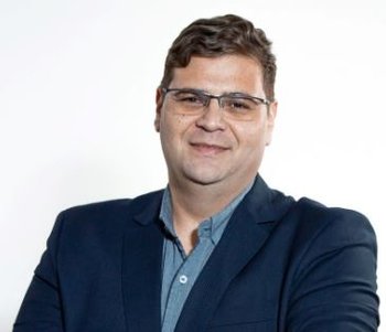 Fabrício Santos tem formação em análise de sistemas pela Universidade Salgado de Oliveira.