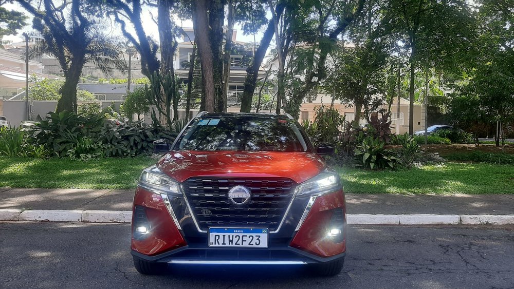 Foto: Sérgio Dias)</em></p>
<p>Todas as versões são equipadas com motor de 1.6 litro de 113 cavalos de potência e câmbio CVT. O novo logotipo da Nissan NEXT está presente na grade dianteira, tampa do porta-malas, miolo do volante e centro das rodas.</p>
<p>Na dianteira o para-choque combina com a grade Double V-motion, itens que são realçados pelos frisos cromados e pelos detalhes em black piano. Os faróis de Full LED com função DLR, item de série em todas as versões e faróis de neblina de LED garantem melhor alcance e projeção da luz com qualidade, maior durabilidade e baixo consumo de energia.</p>
<p>Na traseira, as lanternas de freio também são de LED e possuem um recurso de estilo no qual elas se estendem de um lado para o outro, separadas somente pelo logotipo da Nissan no centro da tampa do porta-malas.</p>
<p>[image,146331] <em>(Foto: Sérgio Dias)</em></p>
<p>A Linha Nissan Kicks 2024 vem ainda com a antena estilo barbatana de tubarão de série para todas as versões e as rodas de liga leve aro 17 com desenho inédito nas versões Advance e Exclusive.</p>
<p>Por dentro, destaques para o sistema multimídia com tela de oito polegadas e o sistema de som premium Bose, que proporciona um som potente e equilibrado com a ajuda de oito alto-falantes de alta performance, dois deles são tweeters, e um amplificador digital.</p>
<p>[image,146329] <em>(Foto: Sérgio Dias)</em></p>
<p>A linha Nissan Kicks 2024 conta com o sistema multimídia Nissan Connect, com tela de oito polegadas sensível ao toque e com comandos extremamente intuitivos, inclui os aplicativos Android Auto e Apple CarPlay com assistência de voz para ler mensagens, além de aplicativos de streaming de áudio.</p>
<p>Também é possível conectar simultaneamente dois equipamentos via Bluetooth para o uso de um deles para a condução com as mãos livres e outro para ouvir o aplicativo de música, por exemplo.</p>
<p>Para conectar os equipamentos no multimídia ou mesmo carregá-los, traz duas entradas USB, sendo uma delas tipo USB-C. Também conhecido como USB Type-C, trata-se de um padrão de conectores com cabos mais resistentes e que proporcionam maior velocidade na transmissão de dados e no carregamento. As entradas USB-C são compatíveis com as versões USB 3.0 e USB 3.1.</p>
<p>Já o painel de instrumentos multifuncional em TFT – TThin Film Transitor de sete polegadas tem mostradores configuráveis e agora está disponível a partir da versão Advance. O painel digital de instrumentos oferece 12 funcionalidades que auxiliam com informações sobre os equipamentos e de segurança.</p>
<p>O SUV é equipado com tecnologias inteligentes de segurança passiva e ativa, que se somam aos recuros do Nissan Safety Shield, como o Controle Dinâmico de Chassi, Alerta de Colisão Frontal com Assistente Inteligente de Frenagem e Sistema Inteligente de Auxílio de Partida em Rampa.</p>
<p>[image,146330] <em>(Foto: Sérgio Dias