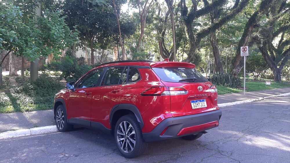 Foto: Sérgio Dias)</em></p>
<p>A linha Toyota Corolla Cross 2024 vem ainda equipada de série com a tecnologia do sistema de segurança ativa TSS – Toyota Safety Sense, pacote de recursos que contempla, por exemplo, o PCS – Sistema de Pré-Colisão Frontal, que usa a câmera e o radar de ondas milimétricas para detectar veículos, pedestres e ciclistas que circulam nas ruas e estradas.</p>
<p>[image,146676] <em>(Foto: Sérgio Dias)</em></p>
<p>Se o sistema detectar a possibilidade de uma colisão, ele alerta o motorista por meio de avisos sonoros e visuais e ativa a assistência de frenagem para evitar ou reduzir os danos causados por ela.</p>
<p>Também conta com o LTA – Sistema de Assistência de Permanência de Faixa, que com a função de LDA – Alerta de Mudança de Faixa, em determinadas circunstâncias detecta desvios de pista quando as linhas divisórias são visíveis.</p>
<p>Ao ouvir e ver os alertas, e depois de verificar que é seguro fazê-lo, o veículo deve ser redirecionado para o centro da pista. Esse sistema também inclui a funcionalidade de condução assistida que, junto com o LTA, observa as marcações da estrada e faz ajustes para ajudá-lo a manter sua posição, aplicando suporte de direção extra e soando um alerta.</p>
<p>[image,146683] <em>(Foto: Sérgio Dias)</em></p>
<p>Os faróis altos automáticos AHB ajuda o motorista a ver mais claramente à noite sem distrair outros motoristas. O AHB trabalha com uma câmera a bordo para detectar os faróis dos veículos que se aproximam e os faróis traseiros dos veículos na frente e alterna automaticamente entre os faróis altos e baixos em conformidade.</p>
<p>E o ACC – Controle de Cruzeiro Adaptativo, sistema semelhante ao “cruise control”, permite a condução a uma velocidade constante predeterminada. O ACC usa o radar de ondas milimétricas montado na grade frontal e a câmera projetada a bordo para detectar veículos, calcular sua distância e ajustar a velocidade para ajudar a manter uma distância predeterminada de veículo para veículo.</p>
<p>A linha Corolla Cross 2024 chega disponível nas seguintes opções de cores: Branco Polar (sólido), Branco Lunar Perolizado, além das cores metálicas: Preto Infinito, Prata Lua Nova, Cinza Granito, Vermelho Granada e Azul Netuno.</p>
<p>[image,146681] <em>(Foto: Sérgio Dias)</em></p>
<p>[image,146680] <em>(Foto: Sérgio Dias