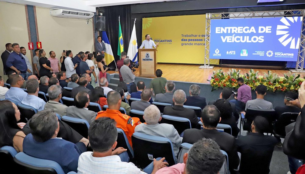 Foto: <span>Antônio Gonçalves/Secom-TO)</span></em></p>
<p><strong>Demais realizações</strong></p>
<p>A Secretaria de Estado de Agricultura e Pecuária (Seagro) aproveitou o momento para entregar os certificados de adesão e renovação no Sistema Unificado Estadual de Sanidade Agroindustrial Familiar, Artesanal e de Pequeno Porte do Tocantins (Susaf-TO). O Sistema tem como objetivo promover a equivalência entre os Serviços de Inspeção Municipais (SIM) e o Estadual, harmonizando os procedimentos de registro, inspeção e fiscalização de agroindústrias familiares, artesanais e de pequeno porte.</p>
<p>A Agência de Defesa Agropecuária do Tocantins (Adapec) também esteve no auditório do Palácio Araguaia Governador José Wilson Siqueira Campos para o lançamento da pedra fundamental da sede da instituição. A obra está sendo avaliada em R$ 26 milhões com recursos que virão de emendas parlamentares e da própria gestão estadual, conforme o presidente da Adapec, Paulo Antônio de Lima. </p>
<p>Os municípios que receberão uma caminhonete pela Setas, por meio do <em>Programa Calha Norte</em>, serão: Aparecida do Rio Negro, Aliança do Tocantins, Ananás, Araguaçu, Arapoema, Augustinópolis, Babaçulândia, Bom Jesus do Tocantins, Campos Lindos, Carmolândia, Buriti do Tocantins, Gurupi, Santa Rosa do Tocantins, Itacajá, Lajeado, Lizarda, Miracema do Tocantins, Miranorte, Monte do Carmo, Muricilândia, Nazaré, Nova Olinda, Nova Rosalândia, Novo Acordo, Palmeiras do Tocantins, Paraíso, Pequizeiro, Porto Nacional, Rio dos Bois, Santa Fé do Araguaia, São Félix, Silvanópolis, Talismã, Tocantínia, Tupiratins, Wanderlândia e Xambioá. <em>(Secom/TO