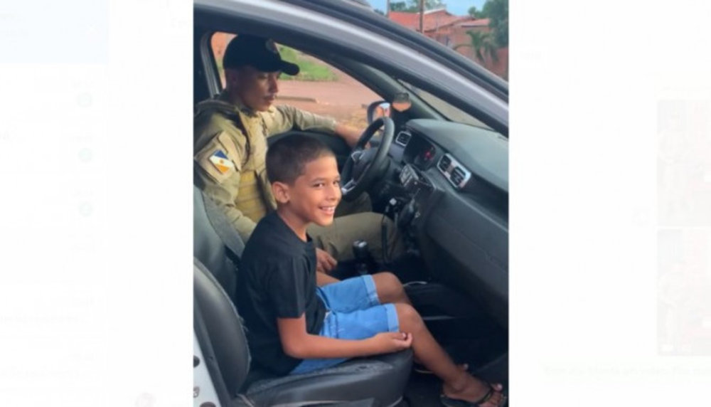 Foto: <span>Ascom 8º BPM)</span></em></p>
<p><!-- out NEWS_1 empty --></p>
<p>Lucas teve a oportunidade de fazer um pequeno deslocamento com os policiais, controlar os sinais sonoros e luminosos da viatura e até mesmo se comunicar pelo rádio com o Centro de Operações da Polícia Militar (COPOM). A experiência proporcionou momentos inesquecíveis para o aniversariante.</p>
<p>O 8º Batalhão da Polícia Militar ressalta a importância de ações como esta, que aproximam a comunidade e a corporação, reforçando os laços de confiança e respeito. <em>(Com informações da PM/TO