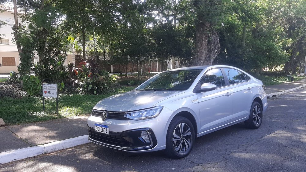 Foto: Sérgio Dias)</em></p>
<p>Nas versões Comfotline e Highline o motor 200 TSI entrega até 128 cavalos de potência quando abastecido com etanol. Já a versão Exclusive é a única equipada com o motor 250 TSI e entrega 150 cavalos de potência quando abastecido com etanol.</p>
<p>Toda a linha Volkswagen Virtus 2024 conta com um conjunto de faróis e iluminação de neblina em LED de série para todas as versões. A traseira também conta com lanternas em LED com nova assinatura que invade a tampa do porta-malas. O emblema, com nome do modelo, aparece centralizado e acompanhando o novo logo da marca.</p>
<p>[image,147036] <em>(Foto: Sérgio Dias)</em></p>
<p>Todas as versões receberam rodas renovadas. No interior o painel conta com revestimentos com costuras duplas, assim como os acabamentos de porta. Os bancos são em couro a partir da versão Comfortline, e com detalhes na cor Marrom Mocca na Highline. O volante multifuncional tem mesmo acabamento, mas na cor preta; por fim, a manopla de câmbio tem detalhe iluminado.</p>
<p>A central multimídia VW Play, de 10,1 polegadas, o painel de instrumentos 100% digital de 10,25 polegadas, e o ar-condicionado Climatronic Touch compõe a ilha digital da linha Virtus 2024. O modelo vem equipado de série em todas as versões com um carregador de celular por indução e duas entradas USB-C.</p>
<p>[image,147032] <span> </span><em>(Foto: Sérgio Dias)</em></p>
<p>Os passageiros do banco traseiro contam também com saída de ar-condicionado e outras duas entradas USB-C. Atrás dos bancos são 521 litros de capacidade no porta-malas – líder de emplacamentos em 2023, o Chevrolet Onix Plus tem 469 litros.</p>
<p>O pacote de assistências ao motorista conta com controle de cruzeiro adaptativo e frenagem autônoma de emergência de série em todas as versões com câmbio automático, acompanhados da função frenagem de manobra, seis airbags, detector de fadiga, entre outros.</p>
<p>Para todas as versões o pacote opcional Black contempla rodas exclusivas e capa de retrovisor em preto piano, tapetes de borracha, spoiler na tampa traseira, pedaleiras em alumínio, adesivos nas soleiras e capa para chave.</p>
<p>A versão Exclusive se destaca das demais em razão da sua inspiração: o lendário Volkswagen Santana EX de 1990. Ela conta com para-choques com frisos em cinza e o emblema Exclusive na grade dianteira, que acompanham as capas de retrovisor na mesma cor. </p>
<p>Nas laterais, as rodas são de 18 polegadas com acabamento escurecido e o emblema Exclusive conecta o para-lama com a porta dianteira. Por fim, a traseira conta com emblemas pintados em preto piano.</p>
<p>[image,147034] <span> </span><em>(Foto: Sérgio Dias)</em></p>
<p>Por dentro os bancos em couro recebem costura e design únicos, que acompanham as costuras duplas por todas as peças de couro da cabine: painel dianteiro, portas dianteiras, volante e apoio de braço no console central. Assim como no exterior, o emblema Exclusive aparece gravado no acabamento em couro ao lado da saída de ar-condicionado do passageiro e nos encostos de banco.</p>
<p>[image,147033] <span> </span><em>(Foto: Sérgio Dias