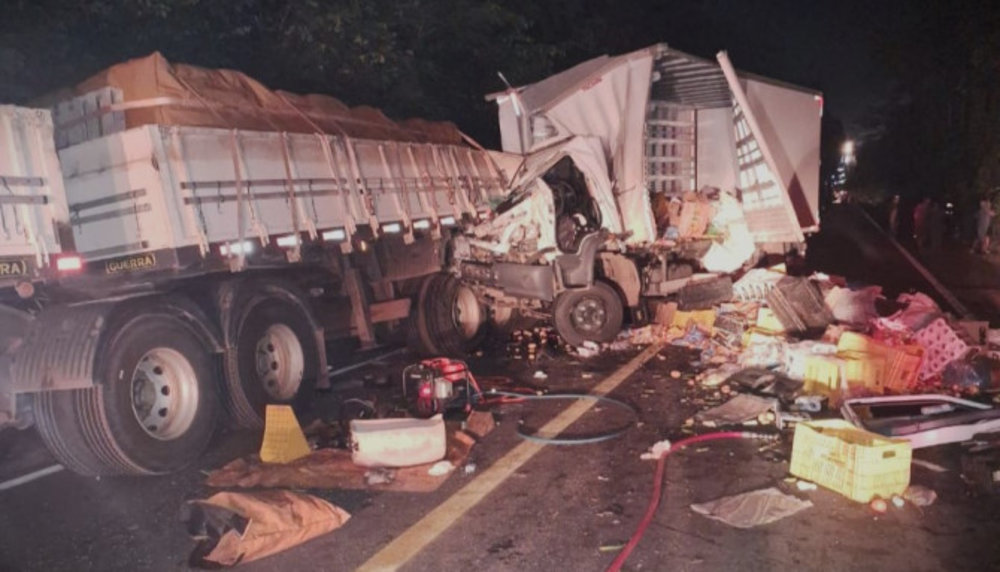 Foto: Divulgação CBM/TO)</em></p>
<p>A carreta estacionada na margem da rodovia era conduzida por Orlando Silva, 40 anos. Os dois veículos faziam o sentido sul/norte do Tocantins. Orlando teve apenas leves escoriações, e teria parado após o veículo apresentar problemas mecânicos.</p>
<p><span><strong>Caminhão em chamas</strong></span></p>
<p>Na TO-280, entre as cidades de Almas e Natividade, a 6ª Companhia de Bombeiros Militar atendeu ocorrência de incêndio em veículo, por volta da 01h da madrugada de quarta-feira, 27.</p>
<p>A ocorrência foi a cerca de 10 quilômetros antes de Natividade, envolvendo um caminhão de transporte de combustível, com óleo vegetal. Para chegar ao local, os bombeiros militares percorreram cerca de 110 quilômetros, e, por conta da distância, a carga de combustível já havia sido queimada assim que iniciaram a ação no endereço.</p>
<p><!-- out NEWS_1 empty --></p>
<p>O condutor relatou aos bombeiros que o caminhão apresentou uma pane elétrica. <em>(CBM/TO)</em></p>
<p>[image,147038] <em>(Foto: Divulgação CBM/TO