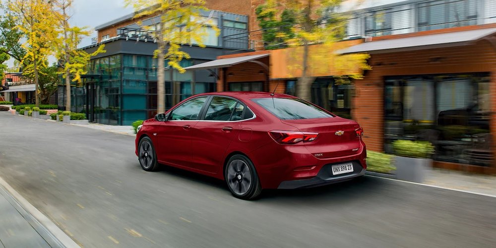 Foto: Sérgio Dias)</em></p>
<p><strong>Fiat Cronos</strong></p>
<p>Um destaque negativo do Fiat Cronos é que ela segue sem a opção de motorização turbo. A linha 2024 pode ser equipada com o motor Firefly 1.0, que em conjunto com a transmissão manual de cinco velocidades entrega até 75 cavalos de potência. </p>
<p>A outra motorização é a 1.3 Firefly de até 107 cavalos de potência e opções de transmissão manual e automática tipo CVT com sete velocidades simuladas, que oferece os modelos de condução AUTOMÁTICO, MANUAL e SPORT.</p>
<p>A linha Fiat Cronos 2024 conta com grade frontal que apresenta uma colmeia interna e dois frisos horizontais que conferem mais modernidade e esportividade ao visual, além de opções de rodas e calotas para todas as versões.</p>
<p>Seu interior conta com a opção em couro no tom Espresso Brown em bancos e painéis de portas, deixando o modelo mais sofisticado e aconchegante. O volante passou por atualizações em todas as versões desde a linha anterior e segue a linha adotada em outros modelos da marca.</p>
<p>[image,147199] <em>(Foto: Sérgio Dias)</em></p>
<p>[image,147198] <em>(Foto: Sérgio Dias)</em></p>
<p>[image,147194] <em>(Foto: Sérgio Dias)</em></p>
<p><strong>Hyundai HB20S</strong></p>
<p>A linha Hyundai HB20S 2024 é oferecida em seis versões, algumas equipadas com motor Kappa 1.0 aspirado flex, transmissão manual de cinco velocidades e potência de 80 cavalos e outras com motor turbo Kappa 1.0 TGDI flex, transmissão automática de seis velocidades e potência de 120 cavalos.</p>
<p>Na dianteira a grade conta com elementos paramétricos, faróis com DRL de série e opção em LED, para-choque que abriga as luzes de seta e para-lamas e capô mais horizontais. </p>
<p>A traseira traz lanternas integradas que cruzam o carro de lado a lado. Destaque para a harmonia entre o para-choque, as lanternas traseiras em LED, as luzes de seta e de ré posicionadas na lanterna e o design da tampa do porta-malas. As rodas de liga leve de 16” contam com acabamento diamantado e vêm com design específico.</p>
<p>O sedã conta com o sistema Hyundai Bluelink, central multimídia blueMedia, que traz tela de oito polegadas, conectividade sem fio com smartphones via Google Android Auto ou Apple Car Play e botão para acionamento do comando de voz no volante. </p>
<p>Também estão disponíveis alavancas para troca de marchas no volante e o sistema Stop & Go (ISG), que liga e desliga o motor automaticamente em situações de parada no trânsito para reduzir o consumo de combustível e as emissões.</p>
<p>Todas as versões da linha Hyundai HB20S 2024 contam com seis airbags, com destaque para os de cortina laterais. Também fazem parte da lista padrão: freios ABS com EBD, controles de estabilidade e tração (ESP e TCS), sinalização de frenagem de emergência (ESS) e assistente de partida em rampa (HAC).</p>
<p>[image,147197] <em>(Foto: Sérgio Dias)</em></p>
<p><strong>Volkswagen Virtus</strong></p>
<p>Todas as versões da linha Volkswagen Virtus 2024 são equipadas com motor turbo flex: 170 TSI com transmissão manual e automática e até 116 cavalos de potência; 200 TSI com transmissão automática e até 128 cavalos de potência; e 250 TSI com transmissão automática e até 150 cavalos de potência.</p>
<p>As versões contam com um conjunto de faróis e iluminação de neblina em LED de série. A traseira também conta com lanternas em LED com nova assinatura que invade a tampa do porta-malas. O emblema, com nome do modelo, aparece centralizado e acompanhando o novo logo da marca.</p>
<p>Todas as versões receberam rodas renovadas. No interior o painel conta com revestimentos com costuras duplas, assim como os acabamentos de porta. A central multimídia VW Play, de 10,1 polegadas, o painel de instrumentos 100% digital de 10,25 polegadas, e o ar-condicionado Climatronic Touch compõe a ilha digital da linha Virtus 2024. </p>
<p>O pacote de assistências ao motorista conta com controle de cruzeiro adaptativo e frenagem autônoma de emergência de série em todas as versões com câmbio automático, acompanhados da função frenagem de manobra, seis airbags, detector de fadiga, entre outros. </p>
<p>[image,147195] <em>(Foto: Sérgio Dias)</em></p>
<p><strong>Honda City</strong></p>
<p>A linha Honda City Sedan 2024 é oferecida em três versões, todas equipadas com motor flex aspirado de 1.5 litro 16V DI DOHC i-VTEC, com potência máxima de 126 cavalos – como o Fiat Cronos, não tem opção de motor turbo. O câmbio CVT também equipa todas as versões, assim como a simulação de sete marchas por meio de paddle shifts no volante.</p>
<p>Com carroceria longa, larga e baixa o Honda City Sedan tem faróis e lanternas de LED, com layout de aspecto high-tech. Podem ter, dependendo da versão, faróis full LED, com luzes indicadoras de direção, fachos baixo e alto, DRL e faróis de neblina em LED ou DRL de LED e bloco óptico principal com projetor. As lanternas são as mesmas em todas as versões, com LED nas luzes de posição e de freio.</p>
<p>As rodas são de liga leve com aro de 16 polegadas em todas as versões. Elas mesclam acabamento frontal diamantado e pintura na cor preta. Os retrovisores externos estão mais recuados em relação as outras gerações, e fixados na porta, o que resulta em grande melhora no campo de visão.</p>
<p>No interior, todas as versões são equipadas com um painel amplo e fácil visualização das informações. Uma nova tecnologia antifadiga foi adotada nos bancos para melhorar o suporte do corpo, evitando o esforço constante para a retomada do posicionamento ideal, que é justamente o que traz a sensação de cansaço. </p>
<p>Todas as versões trazem botão de partida do motor, sistema de destravamento por proximidade da chave (Smart Entry), ar-condicionado digital, nova central multimídia touchscreen de oito polegadas com Android Auto e Apple CarPlay sem-fio e câmera de ré multivisão. </p>
<p>[image,147196] <em>(Foto: Sérgio Dias)</em></p>
<p><strong>Nissan Versa</strong></p>
<p>A linha Nissan Versa 2024 é importada do México e oferecida em três versões, todas equipadas com motor 1.6 16V Flex e transmissão Xtronic CVT, que entregam até 113 cavalos de potência – também não tem a opção de motor turbo.</p>
<p><!-- out NEWS_1 empty --></p>
<p>No design a linha Nissan Versa 2024 traz uma nova frente 'V-motion', além do para-choque redesenhado. O sedã também conta com o novo logotipo da Nissan na frente e na traseira. Todas as versões são equipadas com bancos dianteiros com tecnologia Zero Gravity, volante com regulagem de altura e profundidade, acionamento do motor por botão, retrovisores externos com regulagem elétrica e vidros com acionamento elétrico.</p>
<p>A tem uma das cabines mais espaçosas e confortáveis do segmento. O espaço para joelhos e distância para ombros entram nessa fórmula de conforto. Acessar o habitáculo não é problema porque o amplo vão de abertura das portas facilita a entrada e a saída do veículo.</p>
<p>O motorista tem ainda um novo ajuste de altura do banco, que deixa a posição mais elevada em relação ao modelo anterior. O porta-malas oferece 460 litros de capacidade, com fácil acesso devido à altura menor em relação ao solo. A tampa pode ser destravada de três formas: pela chave, pela alavanca interna e apertando o botão do porta-malas.</p>
<p>Além do amplo espaço para bagagens em seu porta-malas, o sedã ainda tem 18 porta-objetos para acomodar pequenos objetos de uso do dia a dia e, assim, atender quem vai nos assentos dianteiros e traseiro.</p>
<p>[image,147202] <em>(Foto: Sérgio Dias