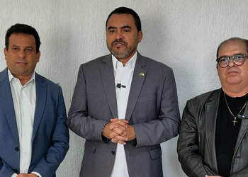 Governador Wanderlei ao lado do presidente da Fapt e do secretário de Estado da Educação.