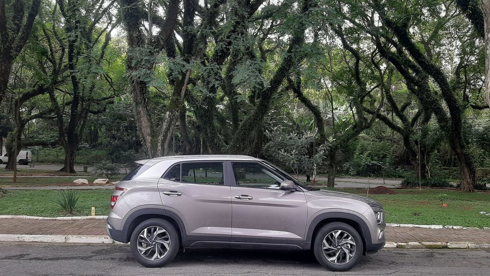 Foto: Sérgio Dias)</em></p>
<p>Todas as versões, independente da motorização, são equipadas com transmissão automática de seis velocidades e sistema Stop & Go, para desligamento e partida do motor, o que proporciona economia de combustível.</p>
<p>Ainda é possível selecionar o modo de direção em Normal, Smart, Eco e Sport, que escolhido de acordo com o estilo de direção do condutor atua nos pontos de aceleração, troca de marcha e esforço na direção</p>
<p>[image,148506] <em>(Foto: Sérgio Dias)</em></p>
<p>No design a linha conta com uma grade frontal em formato hexagonal, que dependendo da versão, pode vir com barras horizontais ou elementos em cascata, sendo emoldurada em prata ou cromado.</p>
<p>O conjunto óptico dianteiro vem com luzes diurnas em LED em todas as versões. Já os faróis e lanternas em LED são exclusivos para a versão topo Ultimate.</p>
<p>[image,148507] <em>(Foto: Sérgio Dias)</em></p>
<p>As rodas de liga-leve são de 16 polegadas na versão Comfort, diamantadas e de 17 polegadas nas configurações Limited e Platinum e diamantadas e de 18 polegadas na versão Ultimate. A antena é do tipo barbatana para toda a linha.</p>
<p>Na parte traseira as lanternas em LED exibem uma assinatura de luz, enquanto a inscrição com o nome do SUV aparece centralizada e espaçada acima da placa. As identificações dos motores, “2.0” ou “TGDI”, aparecem ao lado direito do para-choque, na parte inferior da traseira.</p>
<p>[image,144842] <em>(Foto: Sérgio Dias)</em></p>
<p>No interior o console central é mais elevado e o painel central fica voltado para o condutor, o que permite melhor visualização e comando. Para completar, o volante esportivo tem base reta e a alavanca de câmbio em T.</p>
<p>A central multimídia BlueNAV tem uma tela com 10,25 polegadas, e conta com navegação e conexão Apple Car Play e Android Auto. É nessa tela, aliás, que o condutor poderá ver imagens das câmeras de ré, lateral e frontal, que formam uma visão 360 graus. Graças ao Smart Camera 360°, uma combinação dessas câmeras gera até oito modos de visão e simula uma vista aérea real.</p>
<p>O pacote de segurança Hyundai SmartSense entrega ainda Câmera para Monitoramento de Ponto Cego, que exibe no display central do painel de instrumentos, em vídeo, a visão do ponto cego para a direção indicada após acionar o sinal de mudança de faixa.</p>
<p>O teto solar panorâmico disponível em algumas versões é um dos pontos altos do modelo. Oferece uma área envidraçada que vai até a cabeça do passageiro traseiro.</p>
<p>[image,148512] <em>(Foto: Sérgio Dias)</em></p>
<p>[image,148511] <em>(Foto: Sérgio Dias