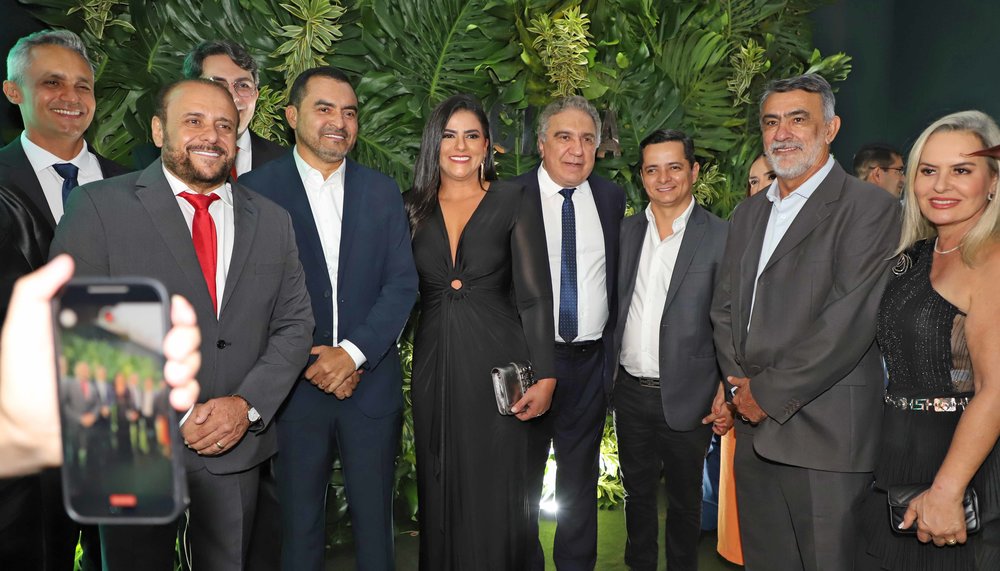 Foto: </em></span><span><em>Marcio Vieira/Secom-TO)</em></span></p>
<p><!-- out NEWS_1 empty --></p>
<p><strong>Diretoria Aciara 2024/2025</strong></p>
<p>A nova diretoria da Aciara, composta por William Rezende de Lemos como presidente; Fábio Lopes de Almeida e Tomaz Araújo Vaz como 1º e 2º vice-presidentes, respectivamente; Taciana Frizon e Ana Célia Santana Lima como 1ª e 2ª secretárias; e Roger Sousa Kuhn e Dennys Evangelista da Rocha como 1ª e 2ª tesoureiros; assume o desafio de dar continuidade ao trabalho de fortalecimento do empresariado local e promoção do desenvolvimento econômico de Araguaína e região. <em>(Secom/TO)</em></p>
<p>[image,148858] <span><em>(Foto: </em></span><span><em>Marcio Vieira/Secom-TO