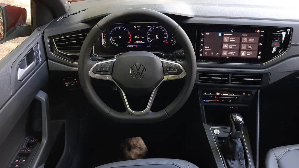 Foto: Sérgio Dias)</em></p>
<p>No design a linha Volkswagen Nivus 2024 conta com linhas marcantes, como a queda rápida e fluida da coluna ‘C’. Na lateral, o modelo tem um perfil cupê bastante característico e rodas com desenho exclusivo. Os protetores de para-lamas contribuem para um conjunto harmonioso, com uma pegada mais esportiva.</p>
<p>[image,149584] <em>(Foto: Sérgio Dias)</em></p>
<p>Na parte frontal os faróis são conectados com uma grade e linhas marcadas no capô. Os faróis de LED, o DRL de LED e os faróis de neblina também de LED conferem uma identidade visual para o modelo, com iluminação precisa e eficiente em todas as condições de uso.</p>
<p>[image,149585] <em>(Foto: Sérgio Dias)</em></p>
<p>Na parte traseira um elemento horizontal une as lanternas de LED, formando uma peça única e extremamente elegante. As lanternas começam na tampa traseira e se prolongam até parte da lateral, em uma junção única de estética e funcionalidade. </p>
<p>[image,149581] <em>(Foto: Sérgio Dias)</em></p>
<p>[image,149586] <em>(Foto: Sérgio Dias)</em></p>
<p>Na parte superior, um spoiler integrado à tampa traseira provoca um efeito de prolongamento do teto, um detalhe essencial para definir o estilo cupê e esportivo do modelo.</p>
<p>Internamente a linha Volkswagen Nivus 2024 oferece espaço para até cinco ocupantes com seus 4.266 mm de comprimento, 1.757 mm de largura, 1.493 mm de altura e 2.566 mm de distância entre-eixos. O porta-malas tem capacidade para 415 litros e a abertura da tampa do porta-malas pode ser feita por um dos ‘botões virtuais’ do VW Play.</p>
<p>[image,149587] <em>(Foto: Sérgio Dias)</em></p>
<p>A central multimídia VW Play conta com tela de dez polegadas de altíssima resolução, sensível ao toque, antirriscos, com botões virtuais e oferece não somente os mais modernos recursos de conectividade, mas também garante uma série de serviços e streaming.</p>
<p>Aliado ao painel digital, o VW Play cria duas grandes ilhas digitais no Volkswagen Nivus. São duas telas de dez polegadas interligadas, oferecendo conectividade e entretenimento com uma interface intuitiva, lógica, inteligente e moderna, que pode ser comandada pelos botões no novo volante.</p>
<p>O VW Play oferece ainda Manual Cognitivo integrado ao veículo, capacidade para ler praticamente todos os formatos de mídia, excelente qualidade de áudio e incrível capacidade de conectividade com smartphones Android e Apple.</p>
<p>[image,149579] <em>(Foto: Sérgio Dias)</em></p>
<p>O Volkswagen Nivus vem equipado com detector de fadiga, ISOFIX e top-tether para fixação de cadeirinha infantil no banco traseiro, abertura das portas e partida do motor sem contato com a chave, ESC – Controle Eletrônico de Estabilidade, HHC – auxílio de partida em rampas e câmera de marcha-à-ré.</p>
<p>O modelo também conta com o AEB – Autonomous Emergency Brake, recurso que ao identificar o iminente risco de uma colisão frontal, freia o carro de maneira autônoma, evitando, em alguns casos, completamente uma colisão.</p>
<p>[image,149588] <em>(Foto: Sérgio Dias