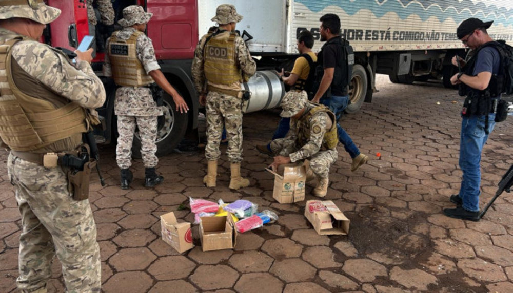 Foto: Divulgação PMTO)</em></p>
<p><strong>Carga avaliada em mais de R$ 450 mil </strong></p>
<p>Ainda conforme explica a autoridade policial, a ação teve início após compartilhamento de informações, as quais davam conta de que um caminhão com substâncias entorpecentes estaria vindo do Estado de Goiás e passaria pela divisa do Tocantins, com destino ao Estado do Maranhão. </p>
<p>De imediato, as equipes da 8ª DEIC foram mobilizadas e ao comando do delegado Joadelson partiram para a região de divisa com Goiás, próximo a cidade de Talismã. </p>
<p>Em dado momento, um caminhão com as mesmas características informadas foi avistado, quando teve início o acompanhamento tático, sendo o veículo abordado já no lado goiano da divisa. “Após minuciosas buscas no interior do cavalo mecânico, feitas com apoio de cães do Grupamento de Cães da Força Tática do 4º Batalhão da PM de Gurupi, foram localizados e apreendidos cerca de 15 tabletes de pasta base de cocaína, sendo que cada um deles tem preço de mercado avaliado em cerca de R$ 30 mil, totalizando mais de R$ 450 mil em drogas”, destacou.  </p>
<p>Após abordagem, a droga, o veículo e o motorista foram levados para o posto de fiscalização da Polícia Rodoviária Federal. Em seguida, após a realização dos procedimentos legais necessários, o indivíduo preso foi recolhido à Unidade Prisional de Porangatu (GO), onde aguardará decisão judicial. </p>
<p>Para o delegado Joadelson Rodrigues Albuquerque, a retirada de circulação dessa significativa quantidade de substâncias entorpecentes, além de trazer mais segurança para toda a população, é mais um duro golpe no crime organizado. “Esta é mais uma operação exitosa da Polícia Civil do Tocantins, com apoio das demais forças de segurança, onde foi possível apreender mais de 15 kg de drogas, que facilmente depois de adicionadas as misturas, seriam transformados em mais de 60 kg de drogas, que não mais chegarão às mãos de pequenos traficantes e usuários do Tocantins e outros estados”, frisou a autoridade policial. </p>
<p><!-- out NEWS_1 empty --></p>
<p>Ação da Polícia Civil do Tocantins contou com apoio do Grupo de Operações com Cães da Força Tática, do 4º Batalhão da Polícia Militar de Gurupi, policiais militares da Companhia de Operações de Divisas (COD), Grupo de Patrulhamento Tático (GPT) da PM-GO, Polícia Rodoviária Federal (PRF) e Polícia Civil do Estado de Goiás.<em> (SSP/TO