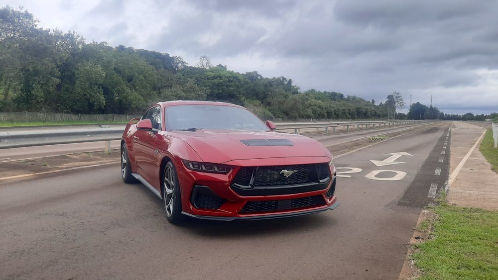 Foto: Sérgio Dias)</em></p>
<p>Os freios, outro destaque que sentimos na prática durante a volta rápida, são Brembo de alta performance, tanto na dianteira como na traseira, com discos maiores e pinças com seis e quatro pistões, respectivamente. Para completar, agora as rodas exclusivas de 19” são equipadas com pneus Pirelli P-Zero 255/40 R19 na dianteira e 275/40 R19 na traseira.</p>
<p>Uma novidade na nova geração agrada os amantes de manobras de derrapagem. Trata-se do freio de estacionamento eletrônico Drift Brake, que amplia o leque de técnicas de pilotagem. Os recursos para pista incluem também o Line Lock para manobras de “burn out”, cronômetros e medidores auxiliares no Track Apps.</p>
<p>O condutor do Ford Mustang GT Performance pode calibrar a seu gosto desde a assistência elétrica da direção, a sensibilidade do acelerador, a rigidez da suspensão e o ronco do escapamento, até a aparência do painel de instrumentos para diferentes situações de rodagem.</p>
<p>[image,149668] <em>(Foto: Sérgio Dias