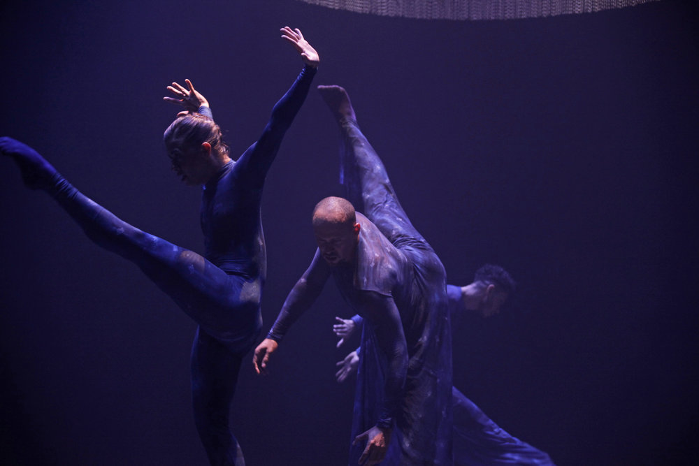 Foto: Elenize Dezgeniski)</em></p>
<p><strong>Oficina</strong></p>
<p>Além da apresentação artística, a Focus Cia de Dança oferecerá uma oficina gratuita de Dança Contemporânea, dia 20 de abril, de 14h às 16h, voltada para estudantes e profissionais. As vagas são limitadas e os selecionados receberão a confirmação no dia 15/04.</p>
<p><strong>Sobre a companhia</strong></p>
<p>Com 26 obras e 16 espetáculos em seu repertório, a Focus Cia de Dança se consagrou através da crítica especializada e sucesso de público. Apresentou-se em mais de 100 cidades brasileiras e levou sua arte para países como Colômbia, Bolívia, México, Costa Rica, Canadá, Estados Unidos, Portugal, Itália, França, Alemanha, Portugal, Espanha e Panamá. Logo quando a pandemia aquiesceu, em 2021, estreou o espetáculo Vinte e o seu primeiro infantil Bichos Dançantes. Em 2020 lançou Corações em espera, criação do grupo, que foi exibida ao vivo, através de streaming, pelo YouTube. A obra foi indicada ao prêmio APCA na categoria criação, ficando em cartaz por 17 semanas. Em 2019 a Focus ganhou o 1º Prêmio Cesgranrio de Dança com a coreografia Keta parte integrante do espetáculo Still Reich e teve seu elenco indicado ao prêmio APCA durante a temporada na capital paulista, ainda no mesmo ano recebeu a indicação de melhor coreografia para Focus Dança Bach, além de indicações ao 2º Prêmio Cesgranrio de Dança. Em 2017 se apresentou no Rock In Rio, ao lado de Fernanda Abreu. Em 2016 recebeu a Comenda da Ordem do Mérito Cultural, do Ministério da Cultura, maior condecoração da cultura brasileira. Selecionada por meio do Programa Petrobras Cultural, ela foi agraciada com um patrocínio de três anos para impulsionar suas atividades, marcando o início de uma parceria duradoura que já completa uma década. Mais de 1 milhão de espectadores já se encantaram com a poesia e a capacidade técnica lapidadas nas coreografias inovadoras de Alex Neoral traduzidas no corpo de baile da companhia que é formada por bailarinos de todo o país.</p>
<p>[image,149773] <em>(Foto: Elenize Dezgeniski