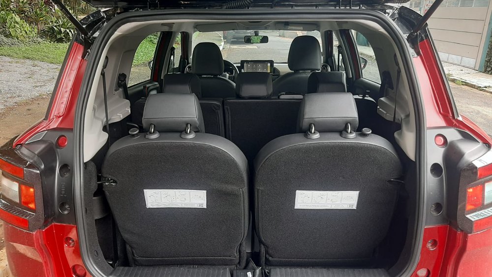 Foto: Sérgio Dias)</em></p>
<p>A suspensão exclusiva da linha Citroën C3 Aircross 2024 foi calibrada para conter as mais diferentes imperfeições e buracos presentes no vasto território brasileiro, sem que a carroceria se incline excessivamente em curvas, acelerações e frenagens.</p>
<p>Essa calibração, aliada aos amplos ângulos de entrada (23,8º), saída (32º) e excelente vão livre entre-eixos (233 mm), capacita o Citroën C3 Aircross 2024 de passar pelos mais diferentes tipos de pisos e obstáculos, dentro e fora da cidade.</p>
<p>[image,150188] <em>(Foto: Sérgio Dias)</em></p>
<p>No design a dianteira conta com um para-choque proeminente e elementos pintados no tom preto brilhante que contrastam com as cinco cores disponíveis da carroceria: Preto Perla Nera, Cinza Artense, Cinza Grafito, Branco Banquise e o marcante Vermelho Rubi, que podem ser combinados em diferentes opções de teto bitom, que pode ser Preto Perla Nera ou Branco Banquise.</p>
<p>As luzes de condução diurna de LEDs de série se ligam às barras cromadas da grade do radiador, adornado pelo Duplo Chevron da Citroën. E o visual conta com as bitolas maiores, que demandaram para-lamas alargados.</p>
<p>[image,150186] <em>(Foto: Sérgio Dias)</em></p>
<p>[image,150185] <em>(Foto: Sérgio Dias)</em></p>
<p>[image,150184] <em>(Foto: Sérgio Dias)</em></p>
<p>Esse porte avança pelas laterais, que destacam as amplas portas que dão acesso a todos os ocupantes com muito conforto. As rodas do modelo podem ter até 17”.</p>
<p>[image,150187] <em>(Foto: Sérgio Dias)</em></p>
<p>A traseira tem lanternas proeminentes, com elementos que unem visualmente o para-lama com o porta-malas. O conjunto luminoso exclusivo pode ser integrado por um elemento na cor preto brilhante. Seu porta-malas tem capacidade de 493 litros de volume no padrão VDA em todas as versões, quando usados cinco lugares.</p>
<p>[image,150188] <em>(Foto: Sérgio Dias)</em></p>
<p>No interior foram adotados novos materiais, forrações e bancos exclusivos, de acordo com cada versão. Ele reúne diferentes tecnologias e soluções para que seus ocupantes tenham sempre a melhor experiência.</p>
<p>[image,150182] <em>(Foto: Sérgio Dias)</em></p>
<p>O painel digital TFT tem sete polegadas e é totalmente customizável, oferecendo seis telas e duas opções de cores para que o motorista escolha somente o que ele quer ver, ao toque de um botão no volante.</p>
<p>Nele, o condutor pode acompanhar diferentes parâmetros do veículo e dispõe do exclusivo Ecodriving. Esse sistema analisa a forma em que o veículo está sendo conduzido para indicar se o Citroën C3 Aircross 2024 está entregando o máximo de eficiência.</p>
<p>A informação é apresentada de duas maneiras, sendo uma na tela principal do painel digital, ao redor do velocímetro, e outra por meio de uma discreta folha no canto do quadro de instrumentos, que muda de cor conforme o veículo chega à melhor economia de combustível.</p>
<p>Já o Citroën Connect Touchscreen de 10” com Android Auto e Apple Carplay sem fio reúne facilidade de uso, rapidez de acionamento e ampla tela com até cinco conexões USB, na primeira, segunda e terceira fileira de bancos. Simples de operar, ele pode ser comandado tanto pela tela sensível ao toque de 10 polegadas quanto pelos botões no volante.</p>
<p>Os novos bancos, com diferentes tipos de espuma, foram projetados para apoiar todo o corpo, tornando até mesmo a mais longa viagem menos cansativa. Esses detalhes fazem parte do conceito Citroën Advanced Confort, que leva em conta todos os elementos que influenciam no bem-estar a bordo dos carros da marca.</p>
<p><span>[image,150180] </span><em>(Foto: Sérgio Dias)</em></p>
<p>O ar-condicionado possui compressor e trocador de calor reforçados e projetados para garantir o melhor clima na cabine independente do calor ou frio que estiver do lado de fora.</p>
<p>Todo o interior foi pensado para o conforto de seus ocupantes: do apoio de braço para o motorista, passando pelas amplas portas traseiras com mais de 62 cm de vão livre, disponibilidade de até 15 porta-objetos espalhados pela carroceria e chegando, claro, ao acesso à terceira fileira.</p>
<p>Esses recursos complementam itens já conhecidos, como controle de estabilidade e tração com assistente de partida em rampa, airbags laterais, assistente de frenagem de emergência, câmera e sensor de ré, ar-condicionado reforçado, direção com assistência elétrica progressiva inteligente e controlador de velocidade com limitador integrado.</p>
<p>[image,150181] <em>(Foto: Sérgio Dias