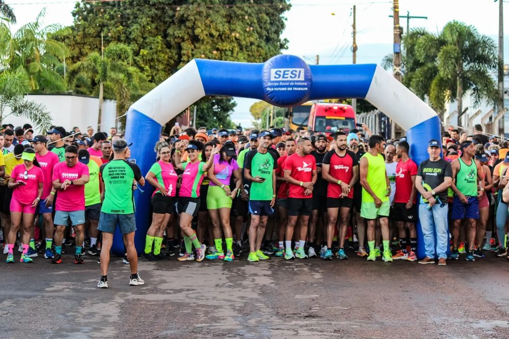Foto: Divulgação Sesi/AI)</em></p>
<p>Centenas de pessoas participaram da 3ª edição da Sesi Run<span> neste domingo, 28, em Gurupi, que contou com m</span><span>ais de 450 atletas de 25 equipes de corrida.</span></p>
<p>Desde as primeiras horas da manhã, os participantes se prepararam para o desafio com aquecimentos e alongamentos, às 6h30 os atletas estavam prontos para o percurso de 5km. Tanto a largada, quanto a chegada aconteceram na unidade do Sesi em Gurupi.</p>
<p>[image,150865] <em>(Foto: Divulgação Sesi/AI)</em></p>
<h3><strong>Hábitos Saudáveis</strong></h3><p>A Sesi Run não é apenas uma corrida, mas sim uma iniciativa que promove hábitos saudáveis e atitudes positivas em relação à atividade física. Além de celebrar o dia mundial da atividade física e dia da promoção à saúde, ambos comemorados em abril, o evento tem como objetivo incentivar a adoção de um estilo de vida mais ativo, combatendo o sedentarismo e promovendo a qualidade de vida na comunidade.</p>
<p>Para a gerente do Sesi Gurupi, Daniela Leonel, a 3ª edição da Sesi Run foi um sucesso, levando diversão e uma mensagem clara de que a prática de atividade física é a chave para uma vida mais saudável e feliz.</p>
<p>