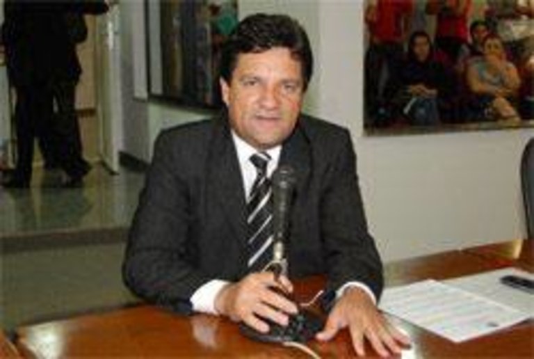 Damaso está provisoriamente à frente do partido