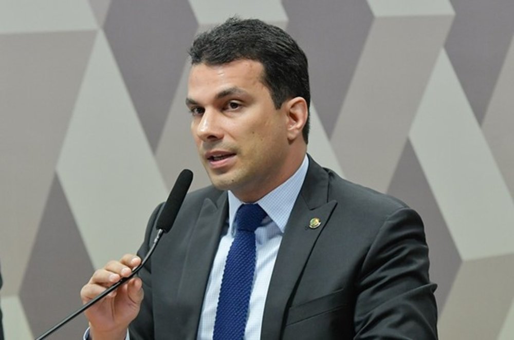 O senador Irajá, relator do projeto, já defendeu a legalização dos cassinos no Brasil, visando atrair investimentos e gerar emprego