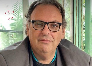 Isidoros Karderinis é jornalista e correspondente internacional nascido em Atenas em 1967