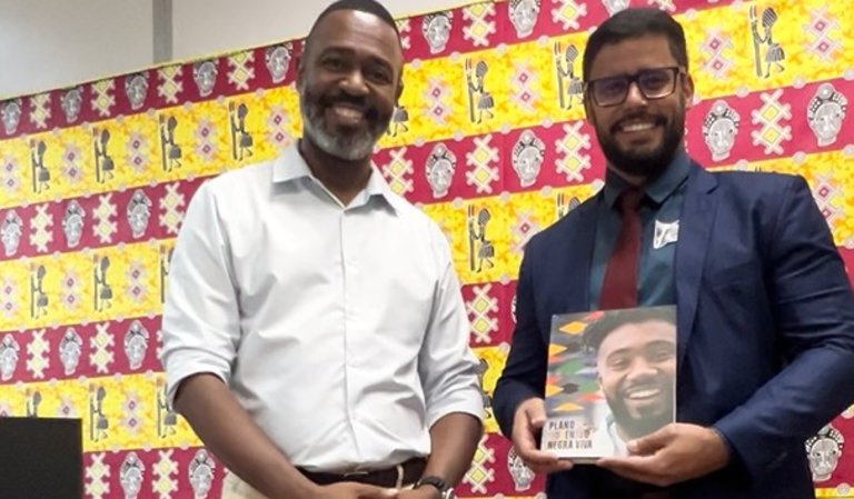 Secretário Eduardo Azevedo com Tiago Santana, do MIR, em reunião sobre a adesão de Palmas ao Plano Juventude Negra Viva.