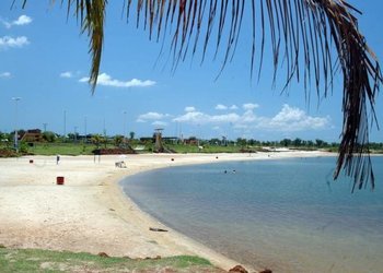 Praia da Graciosa vazia depois de repetidas ocorrências de ataques de piranha (clique na foto p/ ampliar)