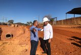 Prefeito e o secretário de Infraestrutura e Obras Públicas, Paulo Cezar Monteiro, em canteiro de obras.|Divulgação Secom Palmas 