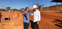 Prefeito e o secretário de Infraestrutura e Obras Públicas, Paulo Cezar Monteiro, em canteiro de obras.|Divulgação Secom Palmas 