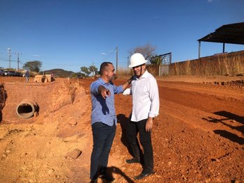 Prefeito e o secretário de Infraestrutura e Obras Públicas, Paulo Cezar Monteiro, em canteiro de obras.