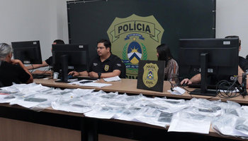Celulares recuperados são organizados para restituição aos legítimos proprietários.