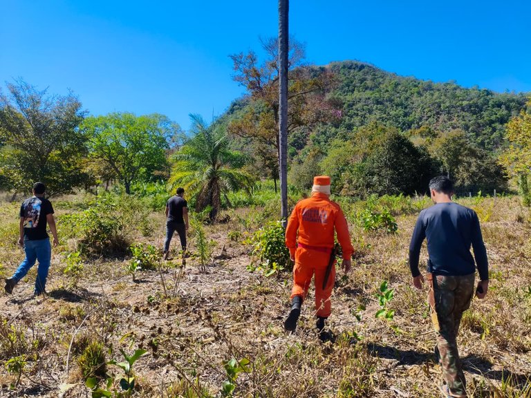 A família registrou boletim de ocorrência e informou às autoridades que o parente foi visto por funcionários de uma fazenda. 