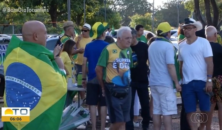 Manifestantes na Praça dos Girassóis em ato de apoio ao então presidente Jair Bolsonaro, em 2022