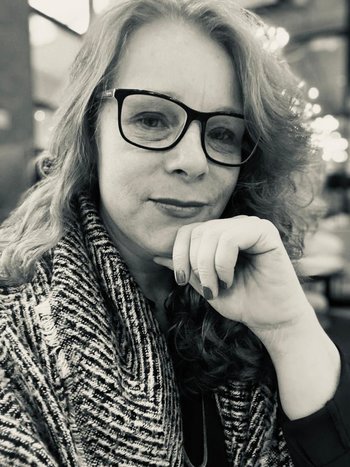 Claudia de Lucca Mano é advogada e consultora empresarial atuando desde 1999 na área de vigilância sanitária.
