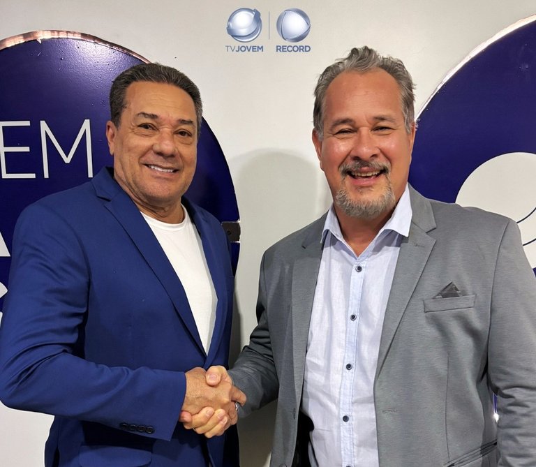 Marco Poggio (D) é o novo contratado da TV Jovem Record
