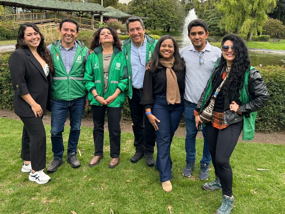  Comitiva brasileira e equipe local durante visita ao Jardim Botânico.